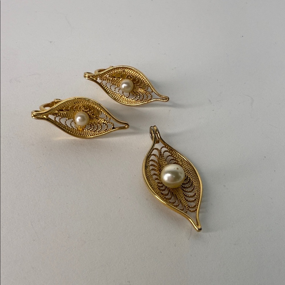 Sarah Coventry Clip on Earrings and Pendant Set